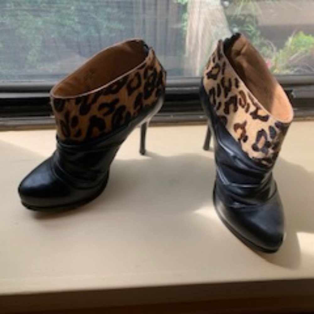 548 SAKS FIFTH AVE BOOTIES 36 ANIMAL PRINT/BLK LEA